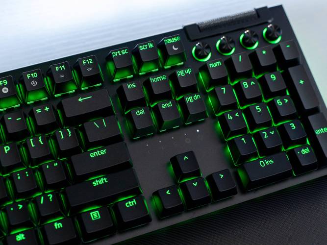 雷蛇BlackWidow V4机械键盘电竞实测