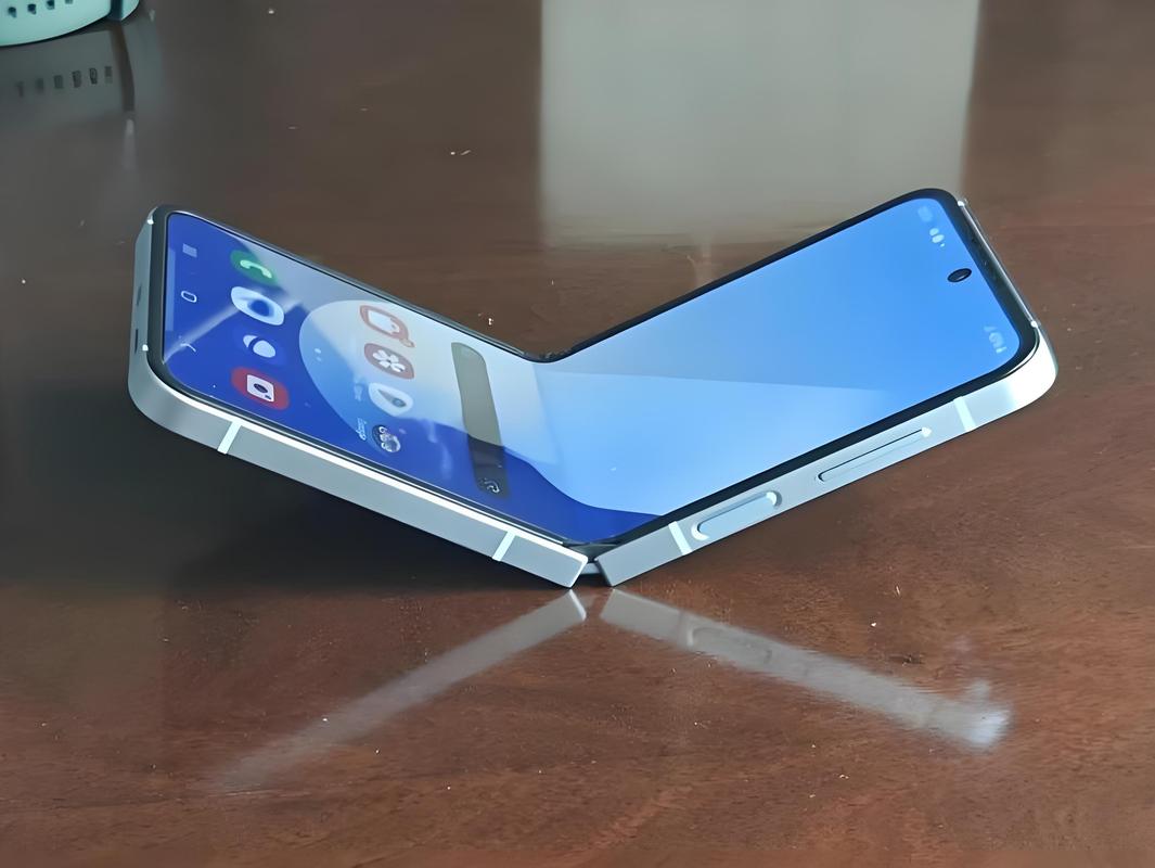 三星 Galaxy Z Flip6 外屏实用性：实际使用频率极低？