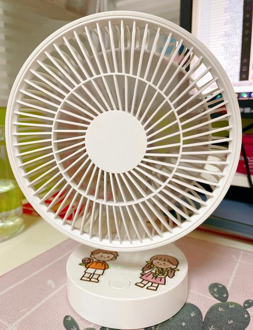 桌面小型风扇：夏日清凉伴侣
