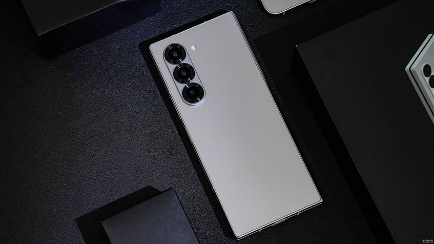 三星 Galaxy Z Flip6：竖向折叠屏的实用性再探讨