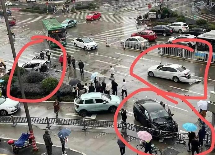 自动驾驶暴雨事故：特斯拉 FSD 在积水路段撞护栏