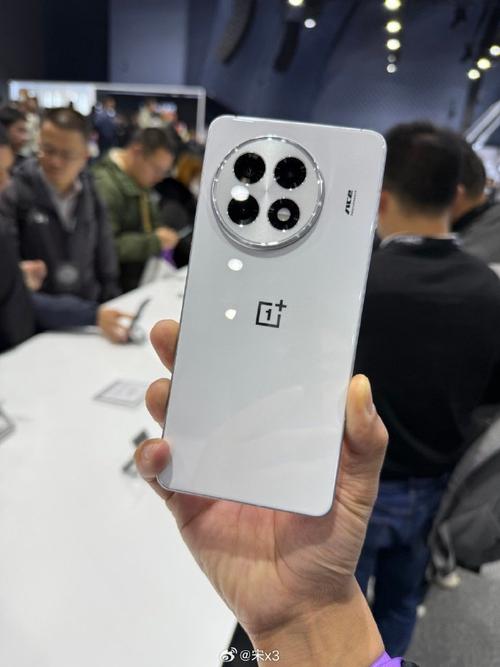 一加 Ace 5 Pro 陶瓷特别版：1TB 存储真的能解决内存焦虑？